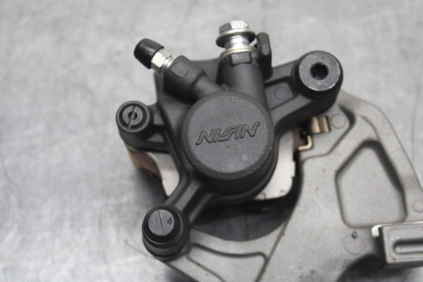 13 SUZUKI GSXR750 REAR BACK BRAKE CALIPER W MOUNT BRACKET BB110