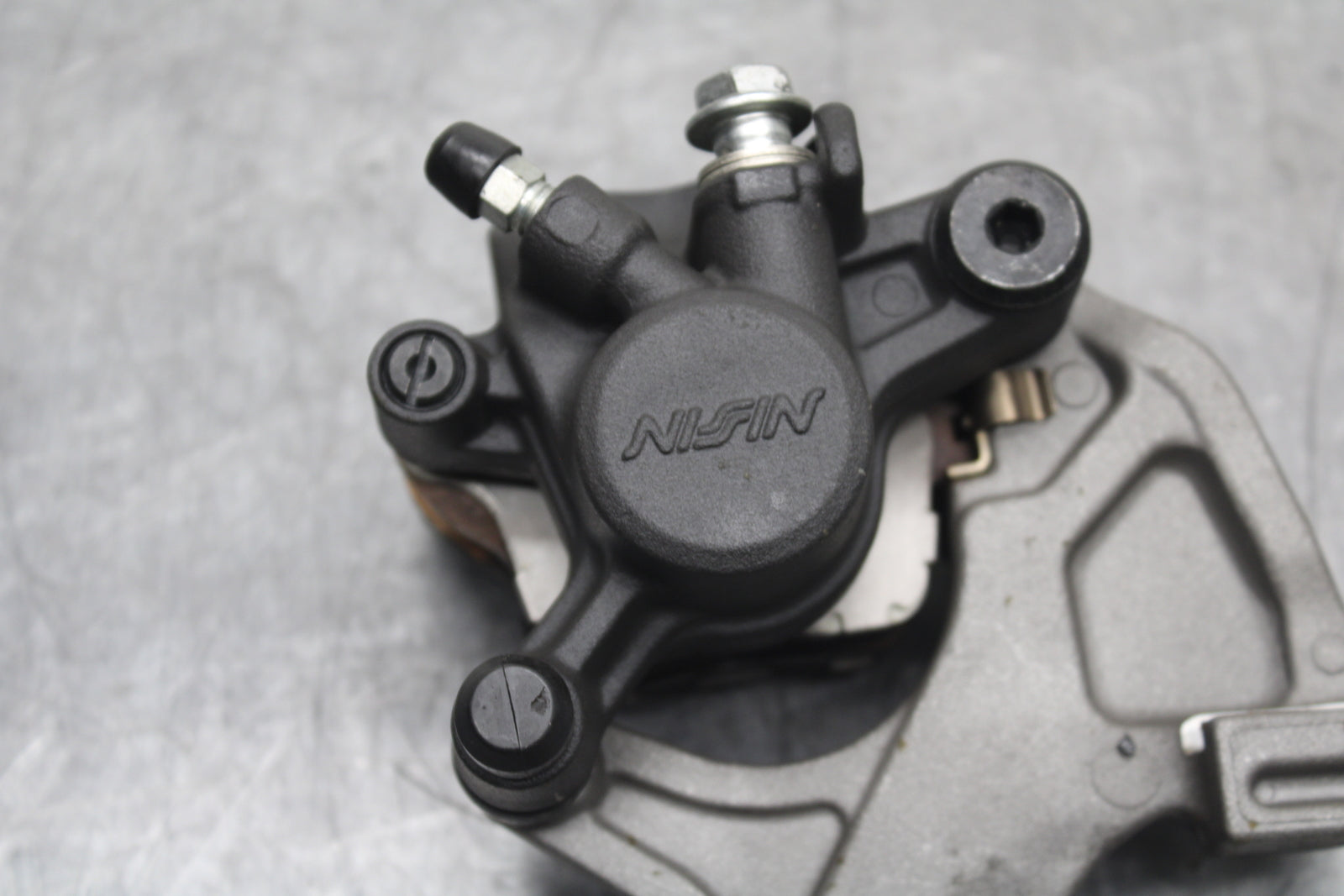 13 SUZUKI GSXR750 REAR BACK BRAKE CALIPER W MOUNT BRACKET BB110