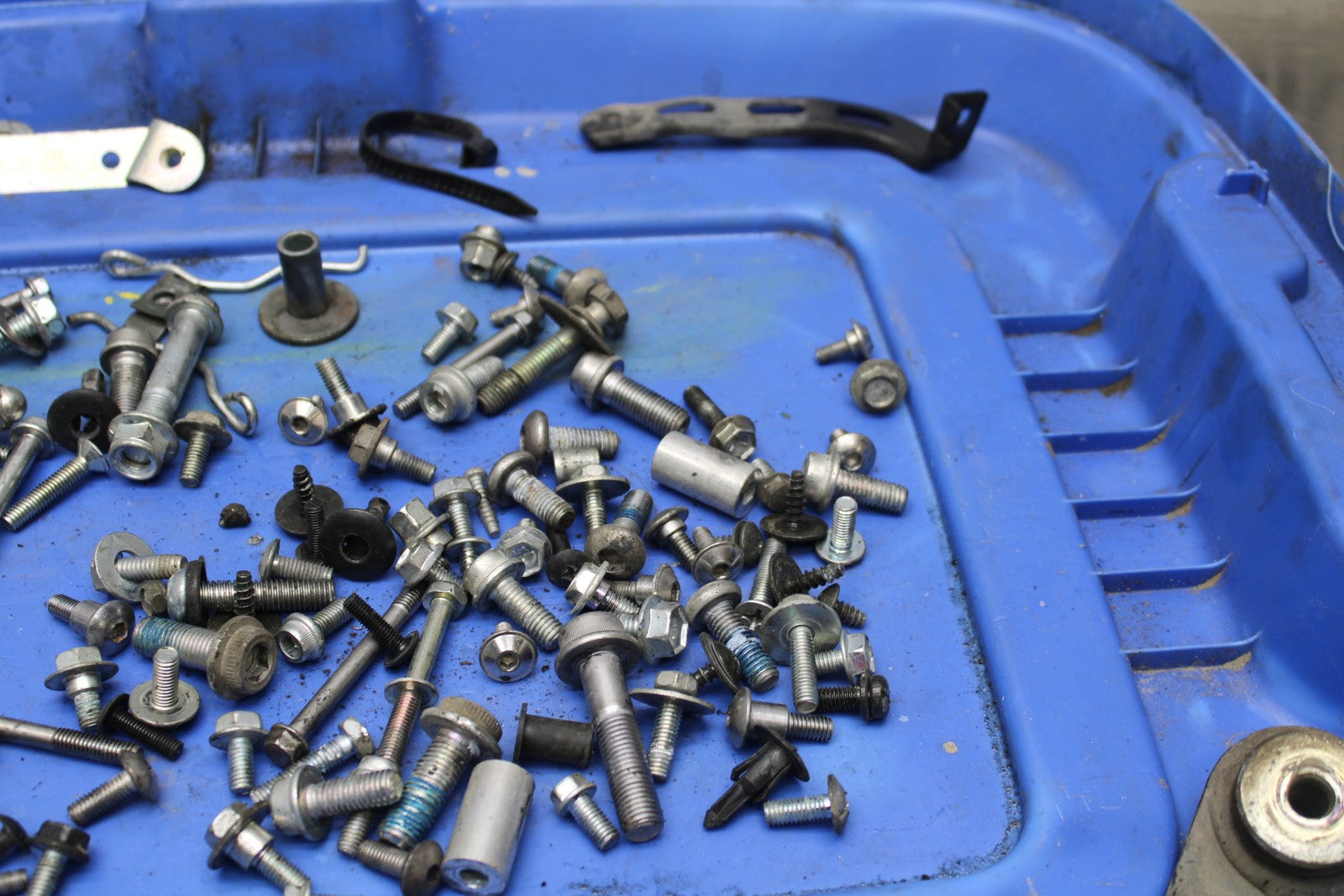 06-07 SUZUKI GSXR 600 MOUNTING BOLTS HARDWARE MOTOR SCREWS BB178