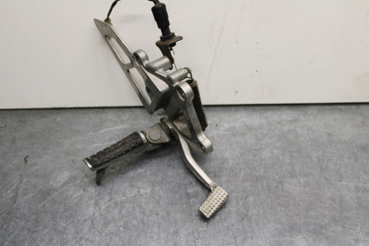 93-94 KAWASAKI NINJA ZX7R RIGHT REARSET REAR SET DRIVER FOOT PEG REST STOP BB124