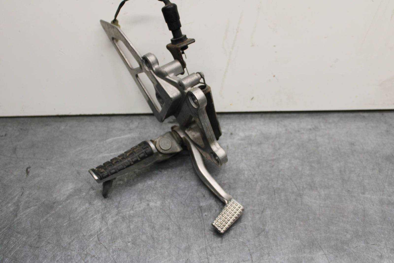 93-94 KAWASAKI NINJA ZX7R RIGHT REARSET REAR SET DRIVER FOOT PEG REST STOP BB124
