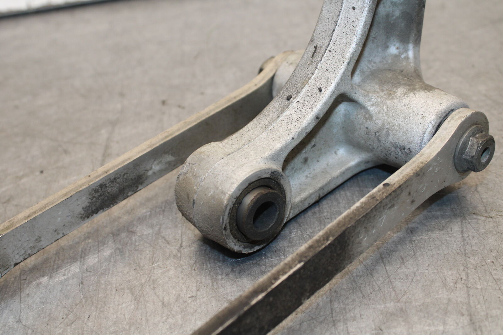 05-06 SUZUKI GSXR1000 REAR DOGBONE SHOCK LINKAGE LINK 62600-41810 BB663