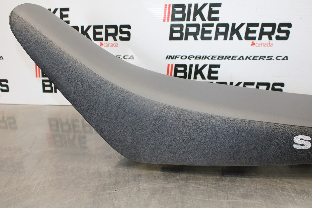 08-23 SUZUKI DRZ400S FRONT REAR SEAT SADDLE NEW TAKE OFF BB00