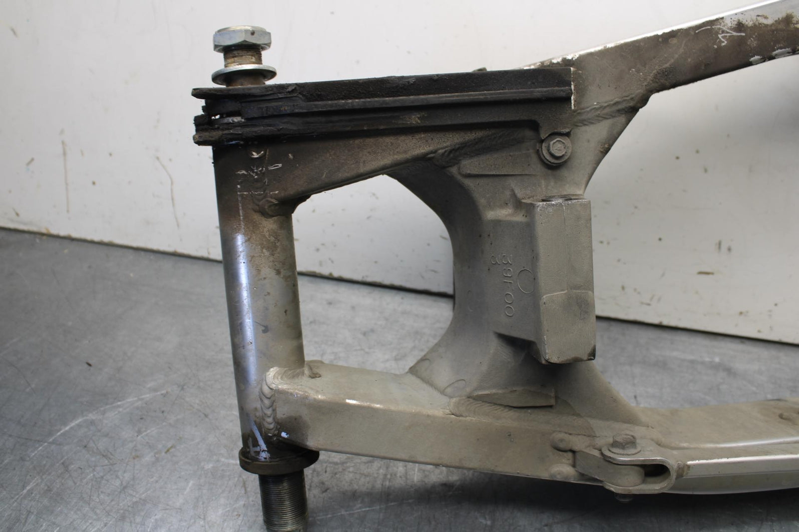 01-03 SUZUKI GSXR600 REAR SWINGARM BACK SUSPENSION SWING ARM 61000-39F00 BB633