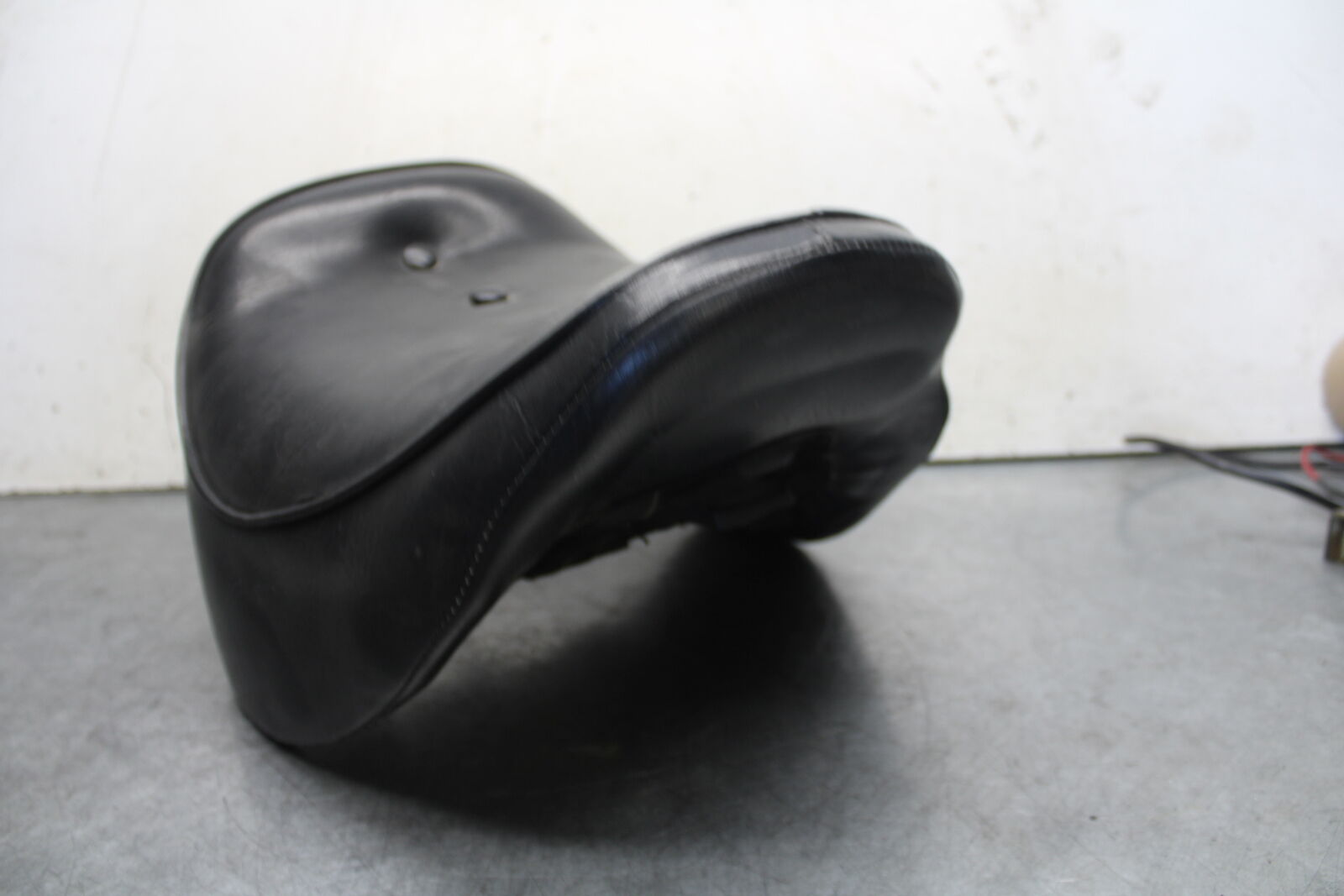 85-86 SUZUKI MADURA 1200 FRONT DRIVERS SEAT  BB691