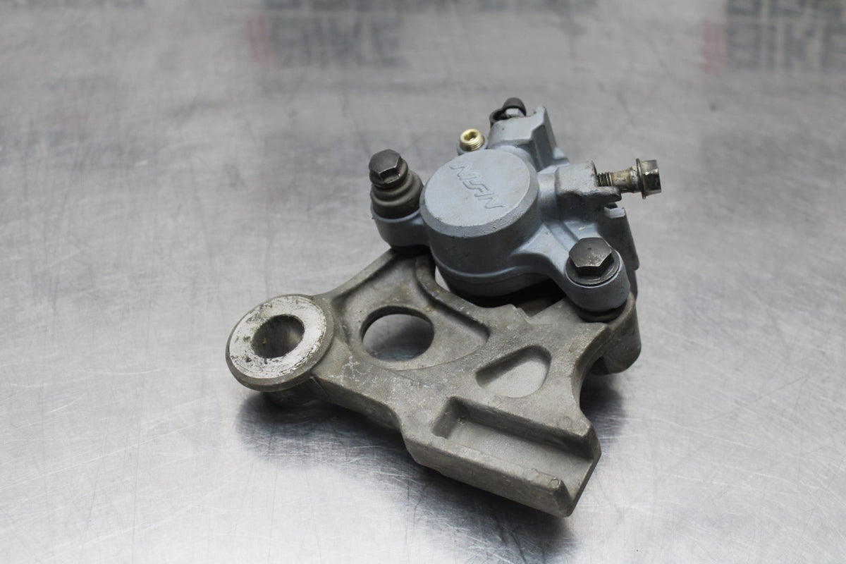 01-06 HONDA CBR600F4I REAR BACK BRAKE CALIPER W MOUNT BRACKET BB778