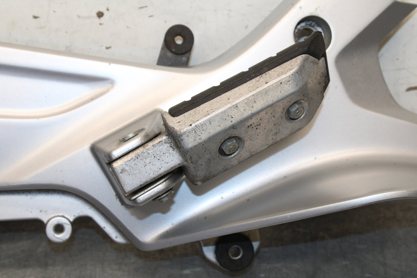 04-12 HONDA ST1300A LEFT FRONT FOOT REST PEG STEP MOUNT BRACKET BB669