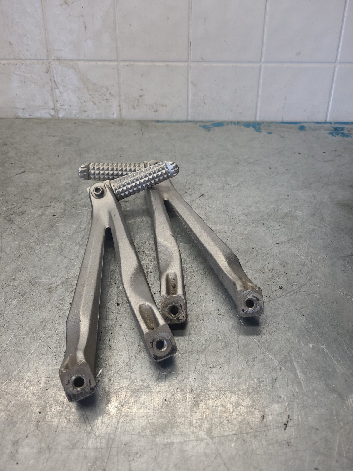 04-06 YAMAHA YZF R1 REAR BACK PASSENGER PEG SET PAIR BB432
