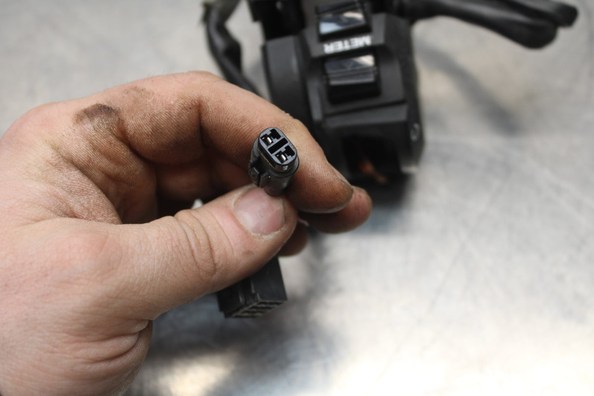 11-26 SUZUKI GSXR600 RIGHT CLIP ON HANDLE KILL OFF START SWITCH SWITCHES BB810
