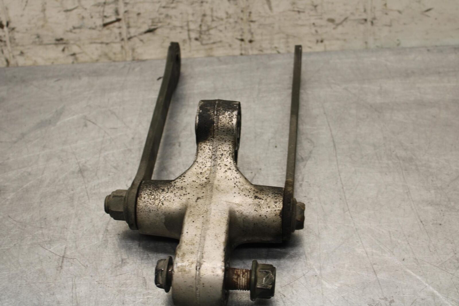 2004 Suzuki Intruder 1500 VL1500 REAR BACK SHOCK LINKAGE BB573