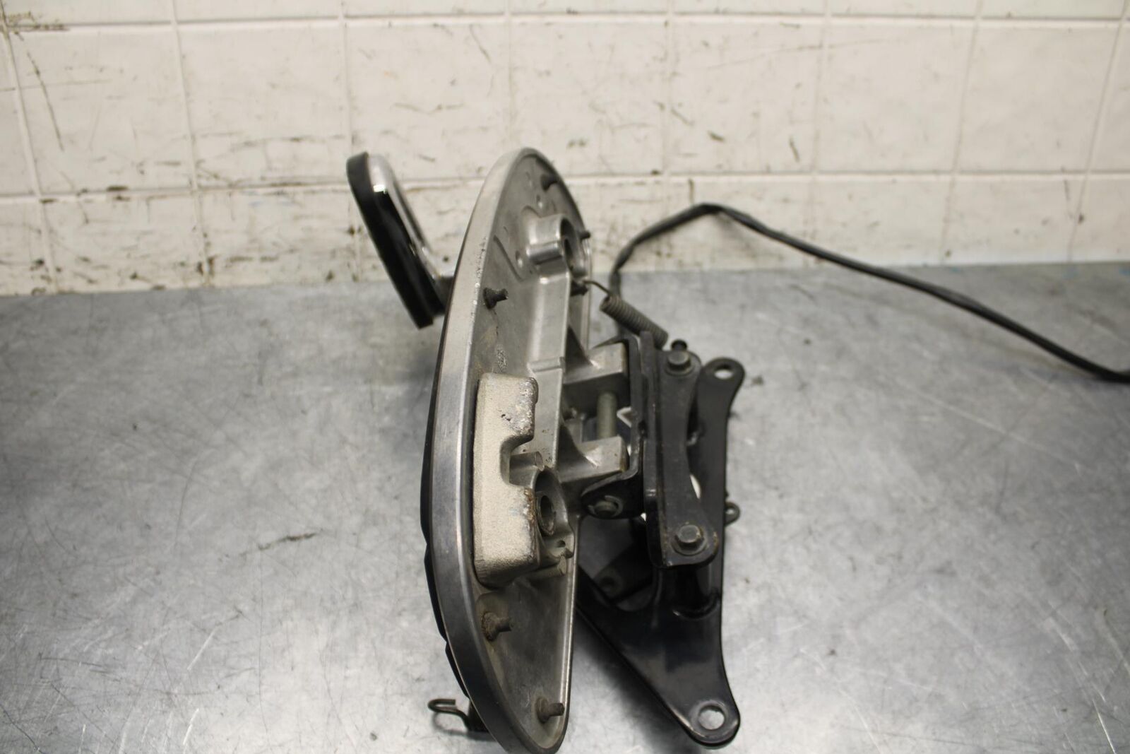 2005 Kawasaki Vulcan 1600 VN1600D Nomad RIGHT FRONT FOOT REST PEG STEP BB556