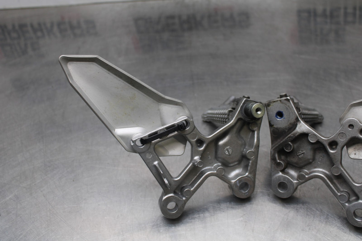 24-25 KAWASAKI NINJA ZX4R RIGHT LEFT REARSETS REAR SET DRIVER FOOT PEGS  BB827