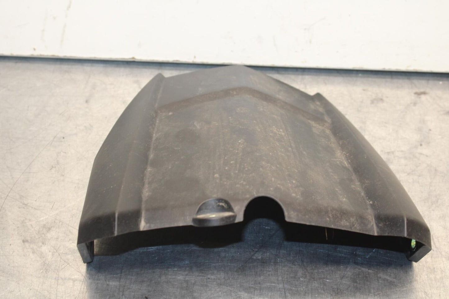 2014 Yamaha FZ09 REAR BACK WHEEL TIRE HUGGER FENDER 1RC-21650-00-00 BB81