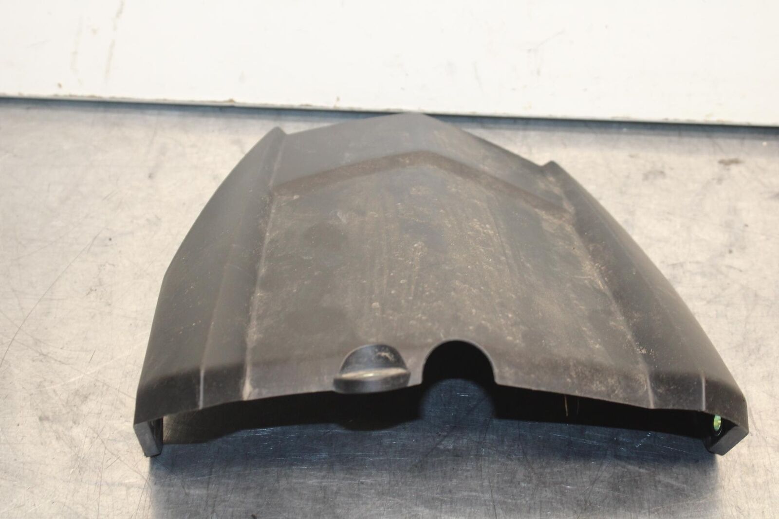 2014 Yamaha FZ09 REAR BACK WHEEL TIRE HUGGER FENDER 1RC-21650-00-00 BB81