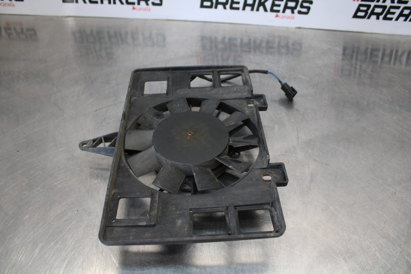 05 TRIUMPH ROCKET III ENGINE RADIATOR COOLING FAN BB186