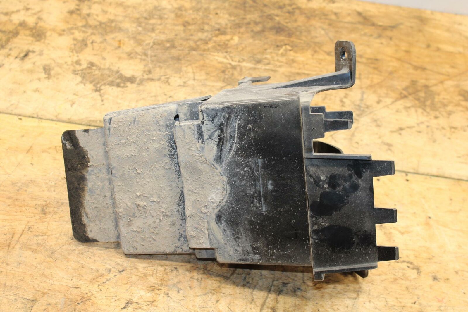 07-11 SUZUKI VSTROM 650 REAR BACK TAIL UNDERTAIL BATTERY TRAY PLASTIC BB340