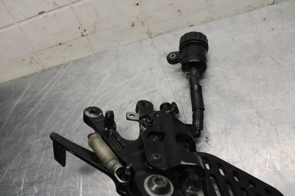 08-16 YAMAHA YZF R6 RIGHT REARSET REAR SET DRIVER FOOT PEG BRACKET MOUNT BB465