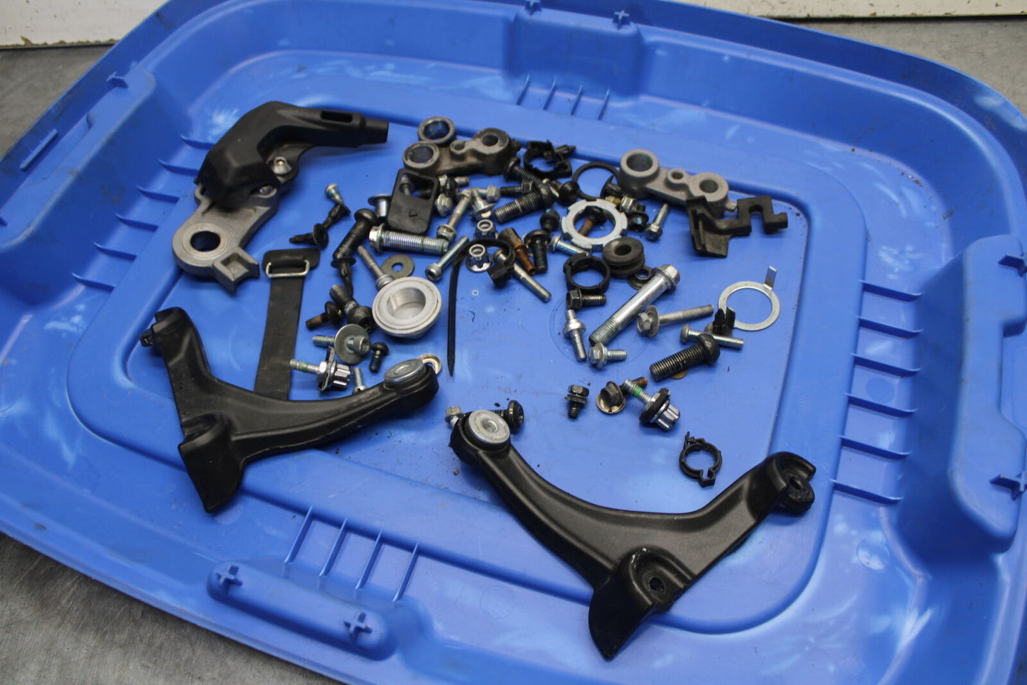 16-21 YAMAHA XSR900 MOUNTING BOLTS HARDWARE MOTOR SCREWS BB664