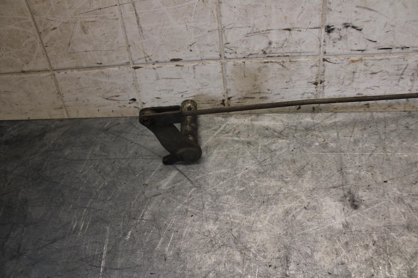 1982 Suzuki GS450L REAR BACK BRAKE TORQUE ROD SHAFT BAR 64311-44200-019 BB52