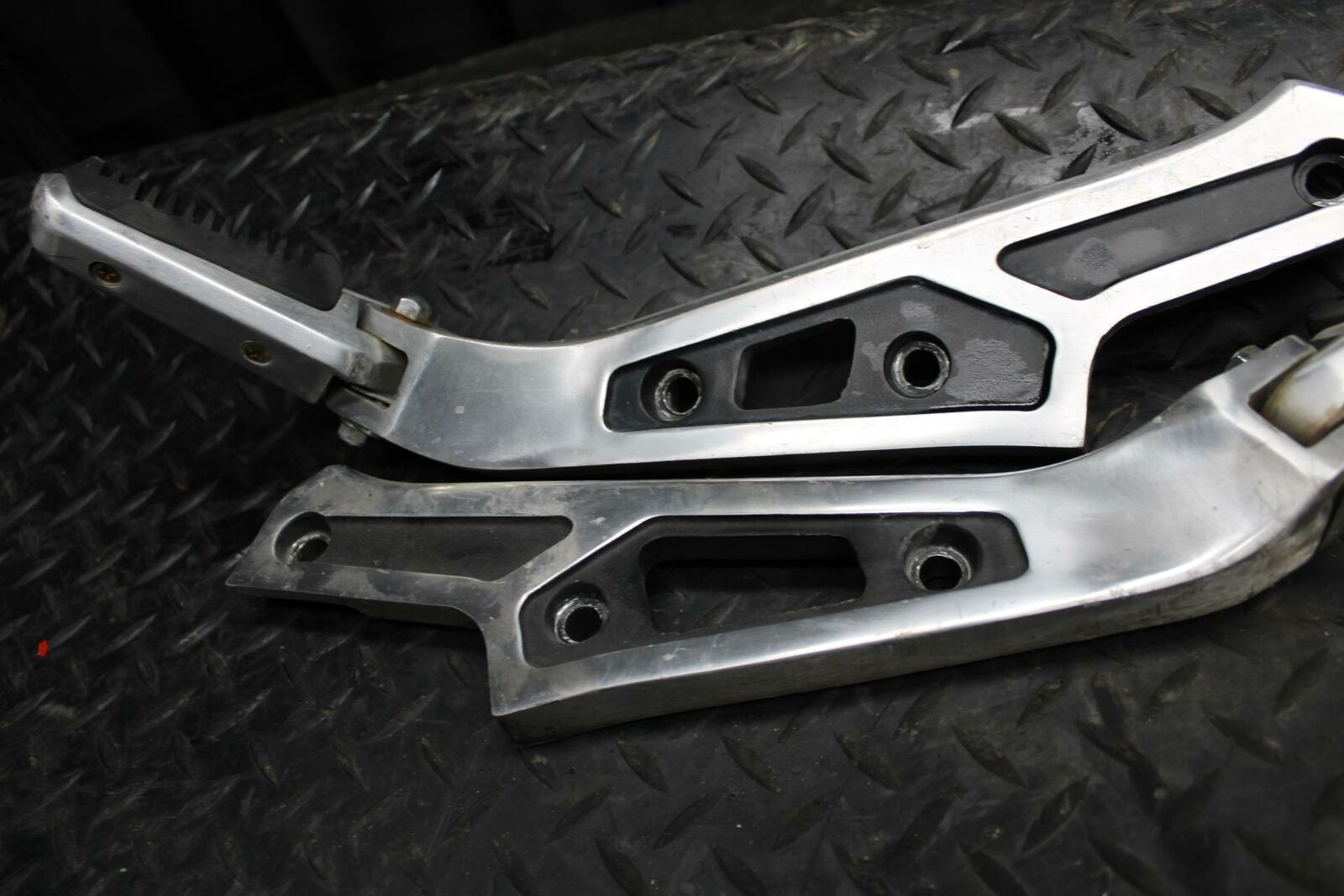 86 SUZUKI GS750ES REAR BACK PASSENGER PEG SET PAIR BB233