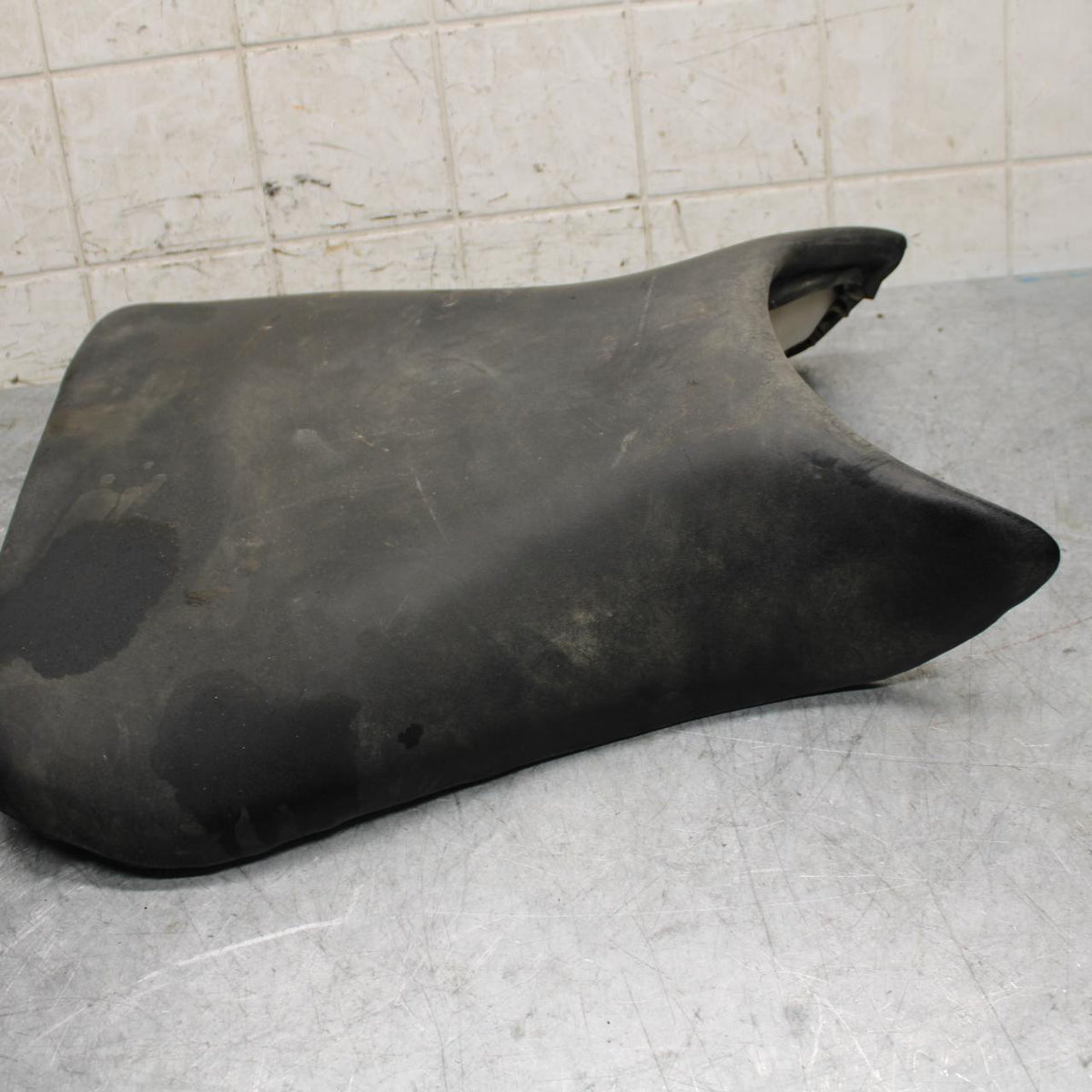 2003 Yamaha YZF R6 FRONT DRIVERS SEAT PAD SADDLE PILLION 5SL-24710-00-00 BB539