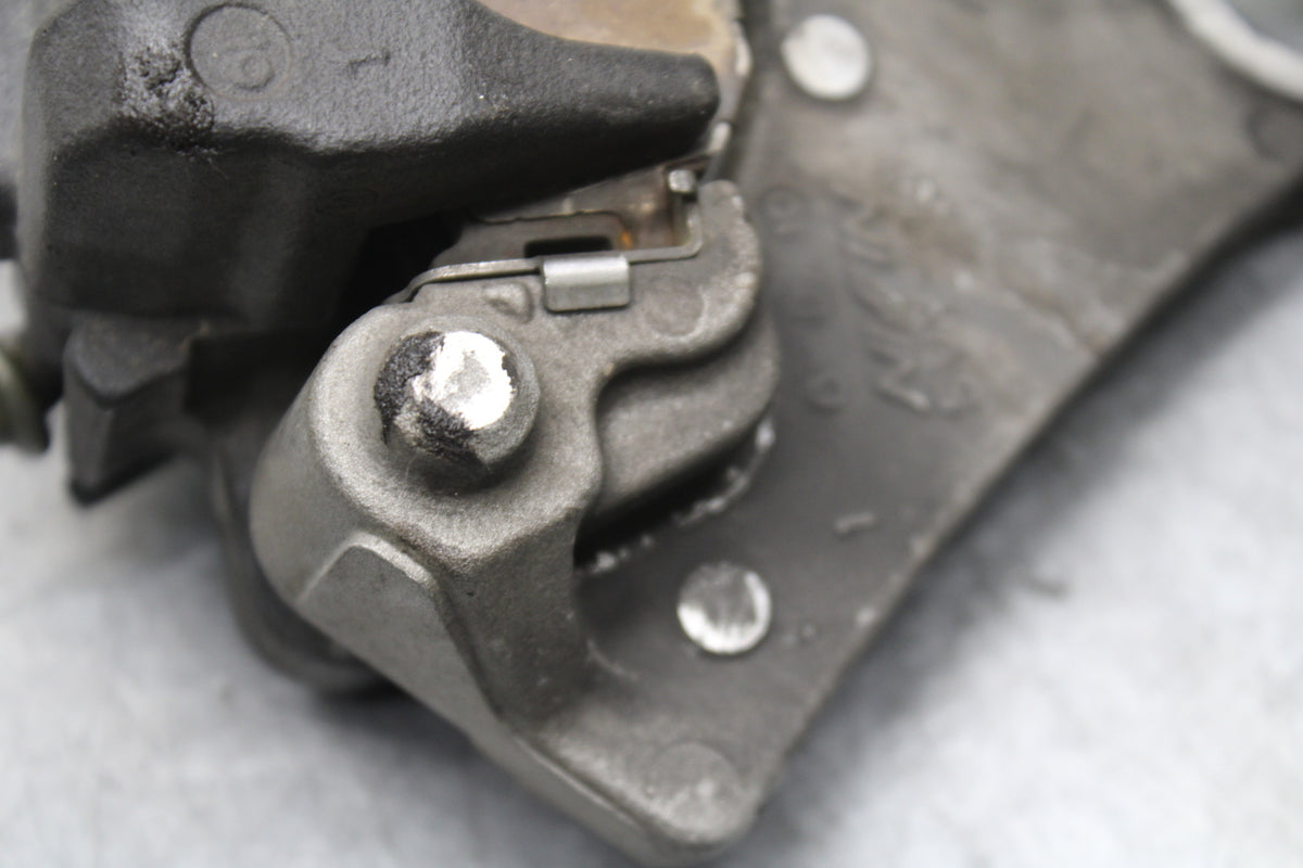 04-06 YAMAHA YZF R1 REAR BACK BRAKE CALIPER W MOUNT BRACKET BB659