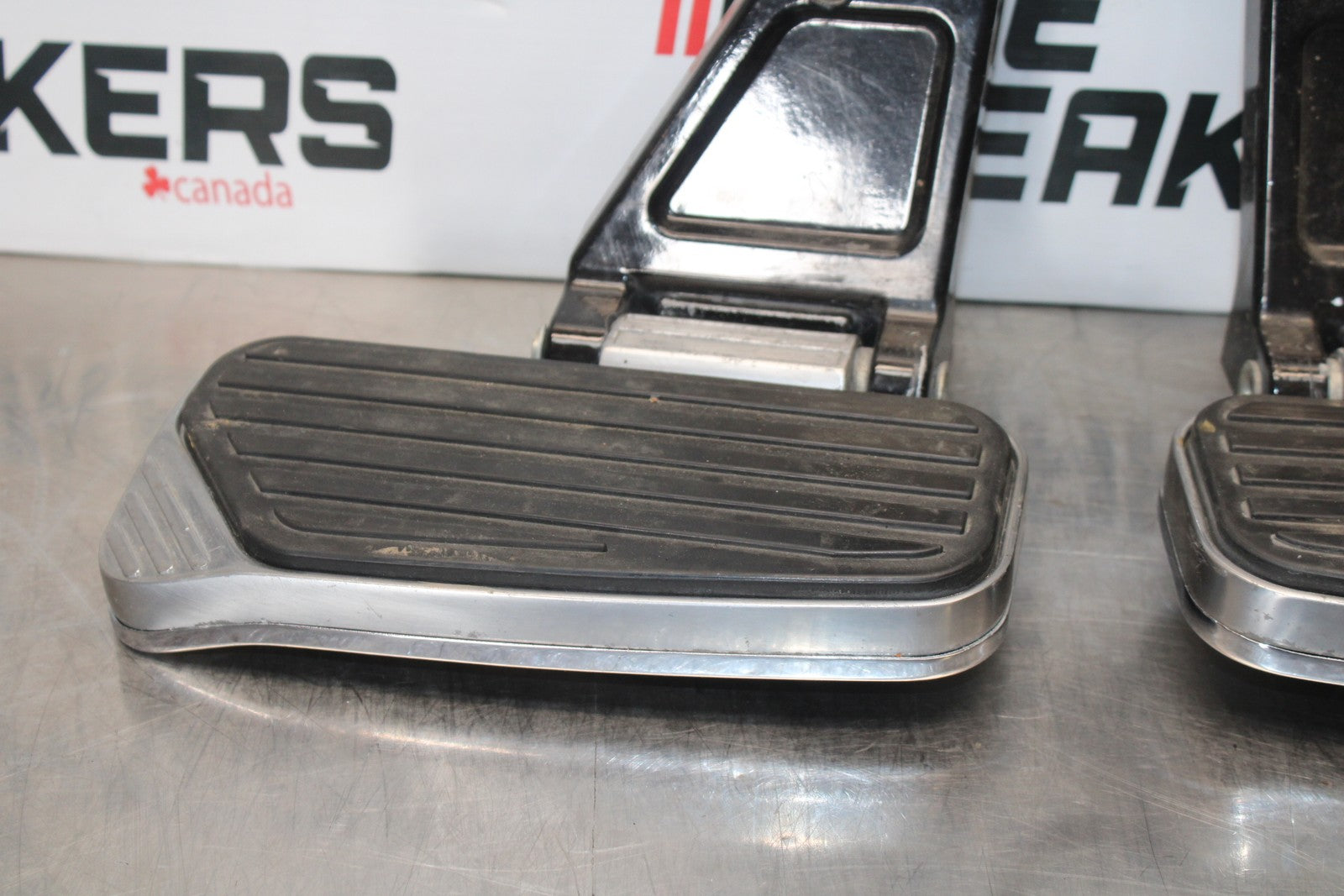 03-08 KAWASAKI VULCAN 1600 REAR PASSENGER FOOT STEP PEG SET PAIR BB196