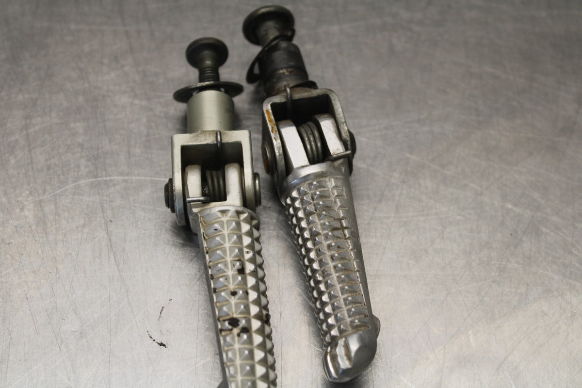 03 YAMAHA YZF R1 FRONT FOOT RESTS PEGS STEPS SET PAIR BB895