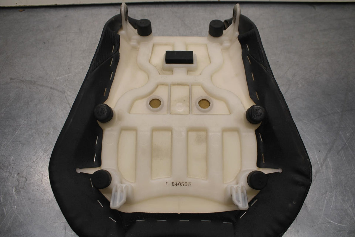 2011 Suzuki GSXR600 FRONT DRIVERS SEAT PAD SADDLE 45100-14J10-DW2 BB602
