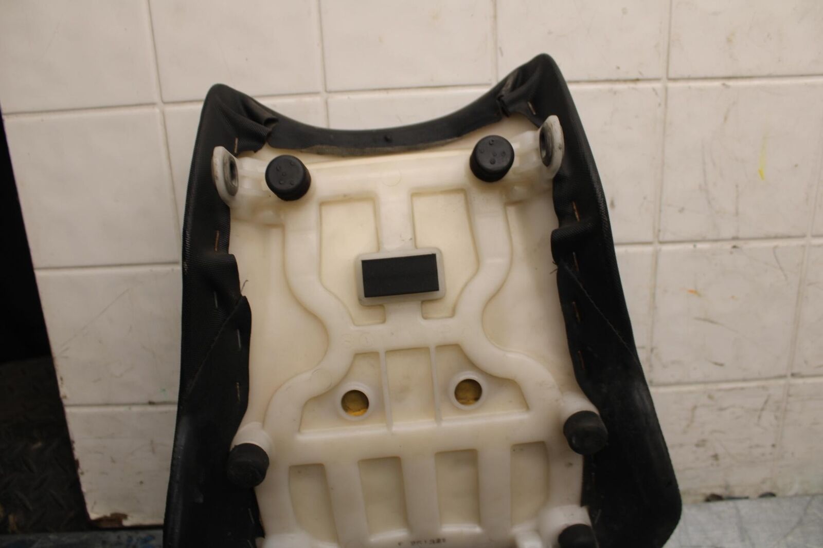 13 SUZUKI GSXR750 FRONT DRIVERS SEAT PAD SADDLE PILLION BB474