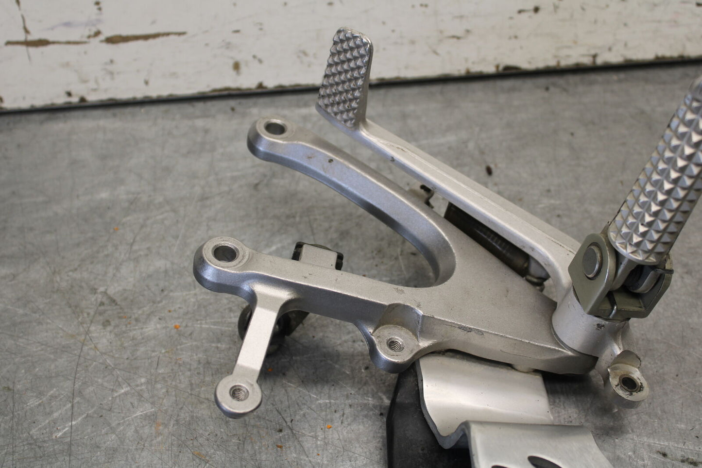 04-06 YAMAHA YZF R1 RIGHT REARSET REAR SET DRIVER FOOT PEG REST STOP BB432
