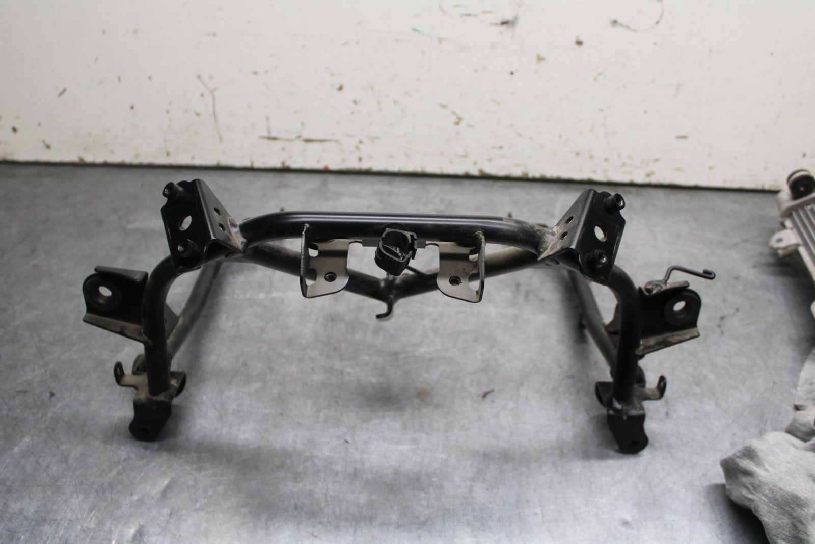 18-24 KAWASAKI NINJA 650 UPPER FAIRING MIRROR GAUGES STAY BRACKET BB725