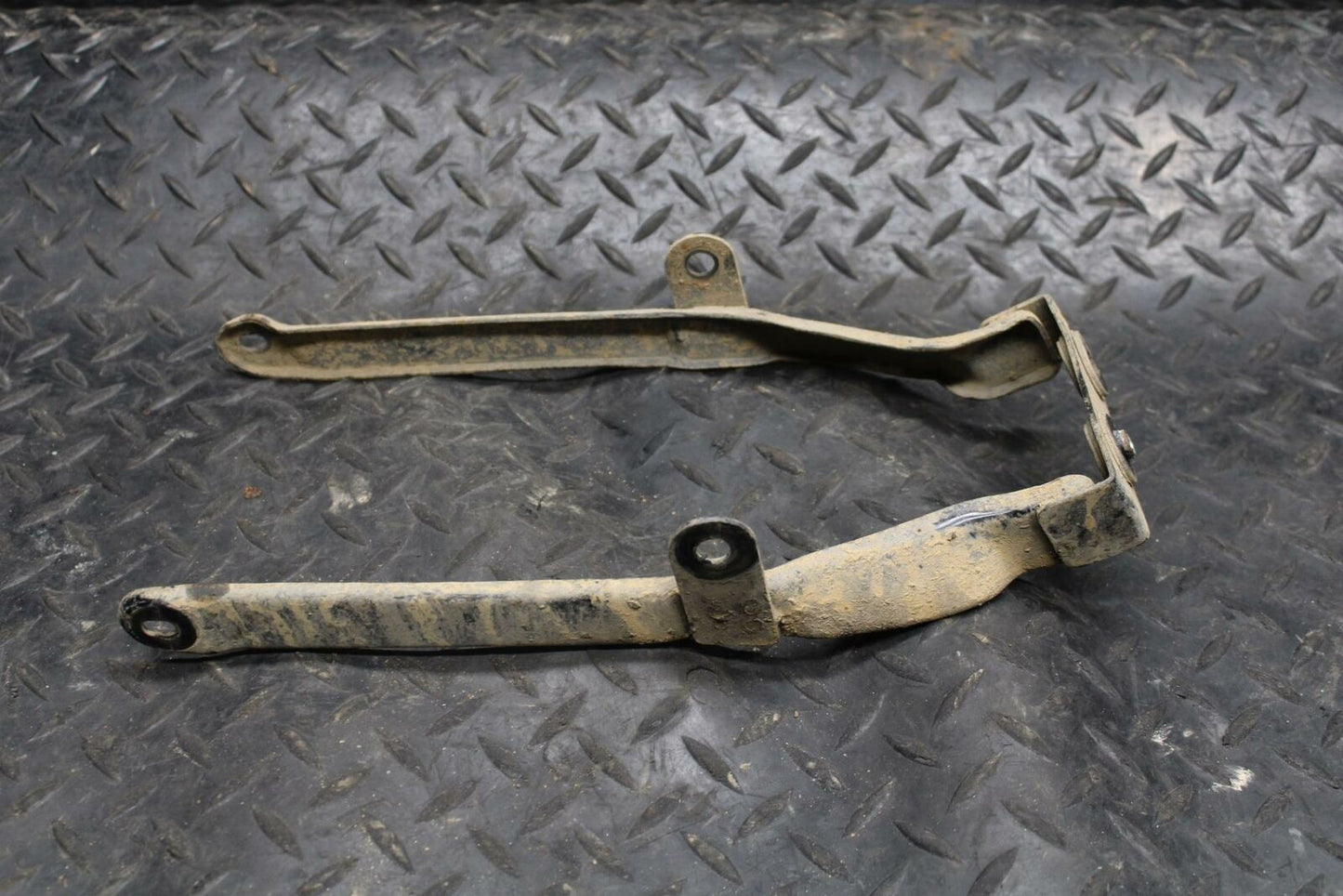 78 SUZUKI GS550E REAR BACK FENDER MUD GUARD SUPPORT BB212