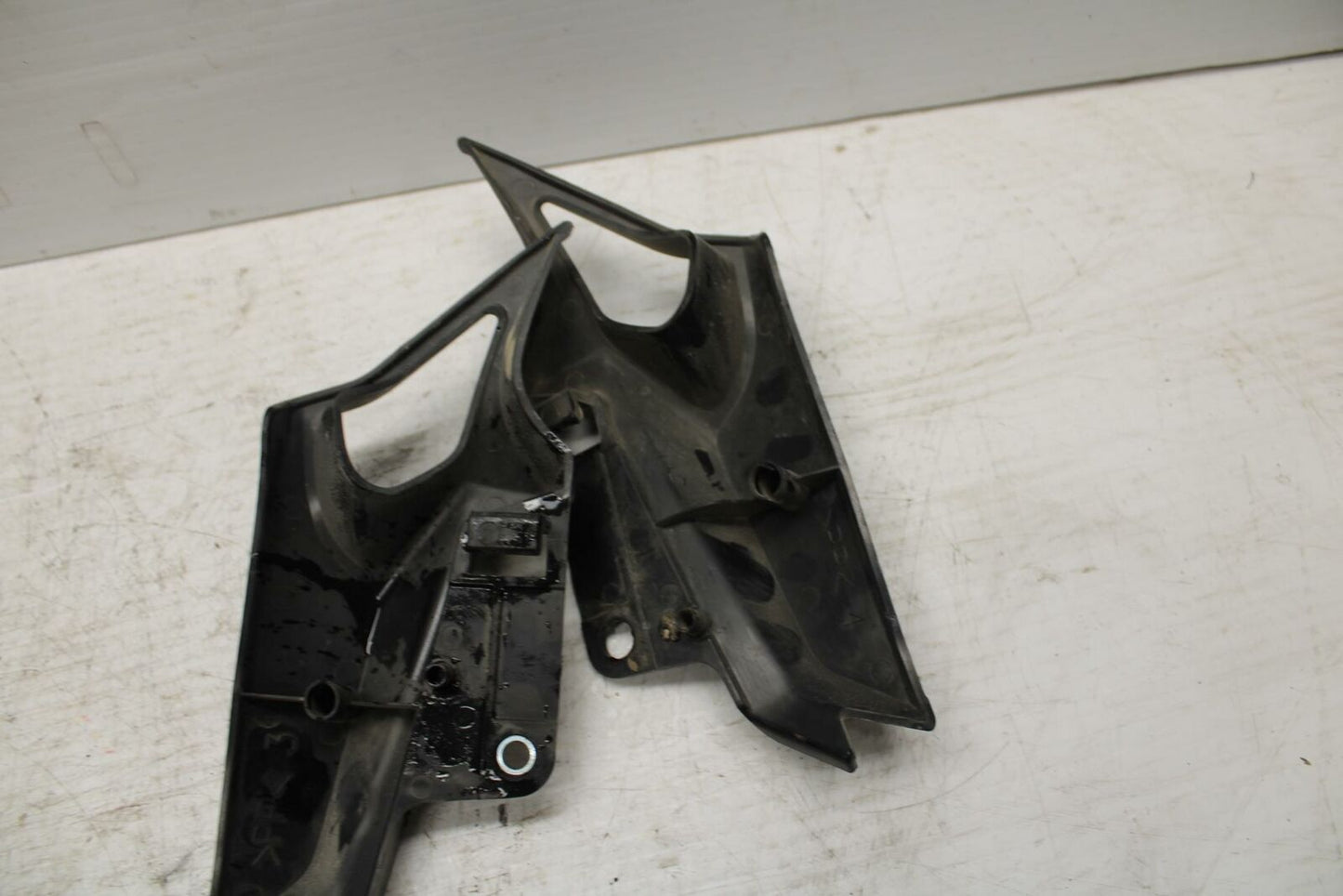 09 YAMAHA FZ6 MID UPPER SIDE FAIRING COWL BRACKET BB295
