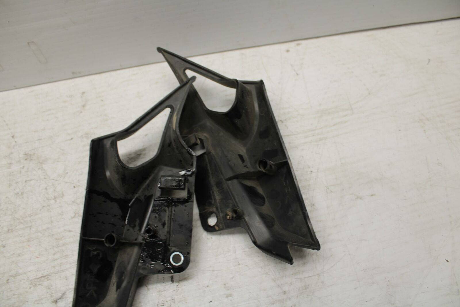 09 YAMAHA FZ6 MID UPPER SIDE FAIRING COWL BRACKET BB295