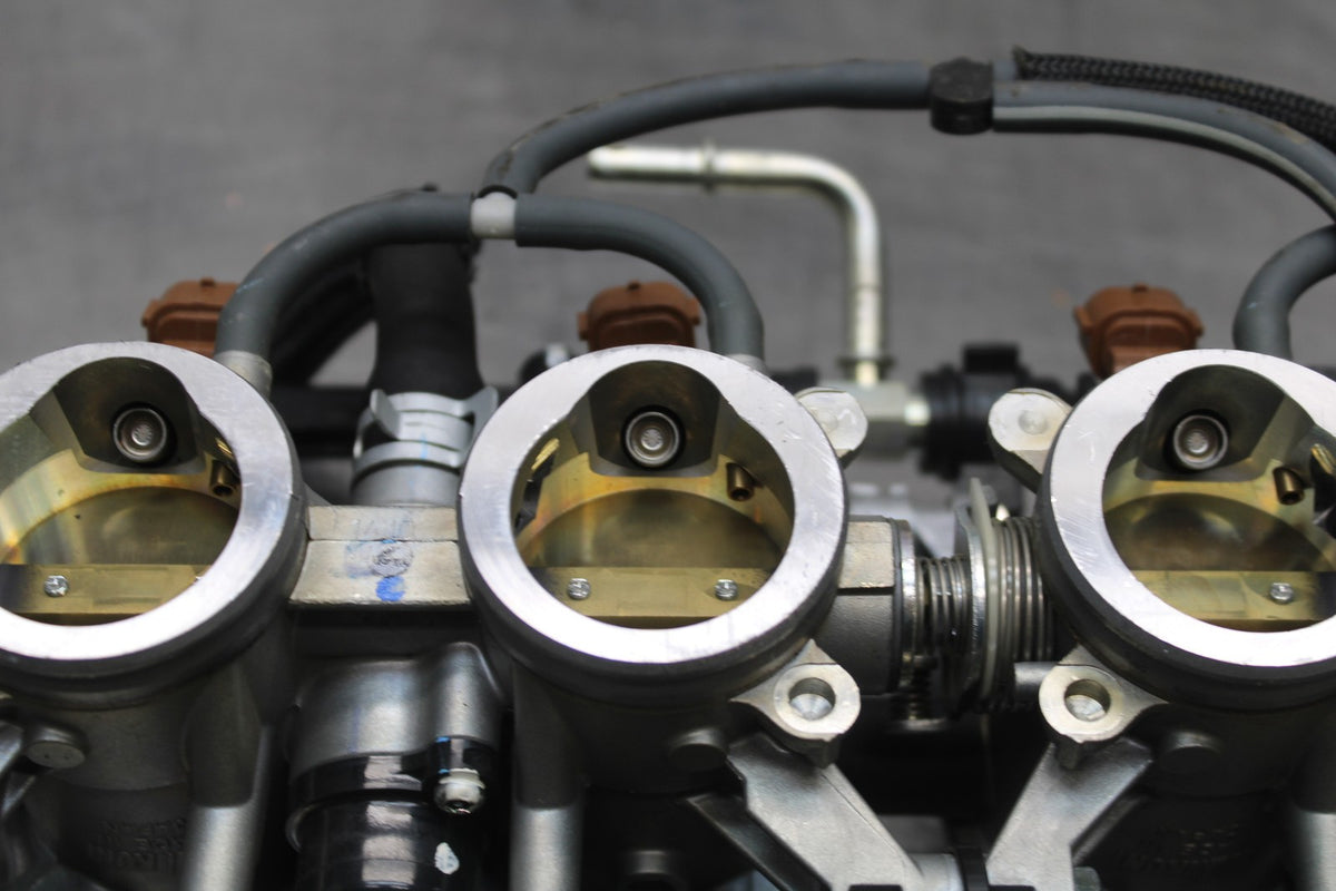 11-25 SUZUKI GSXR 600  MAIN FUEL INJECTORS / THROTTLE BODIES BB830