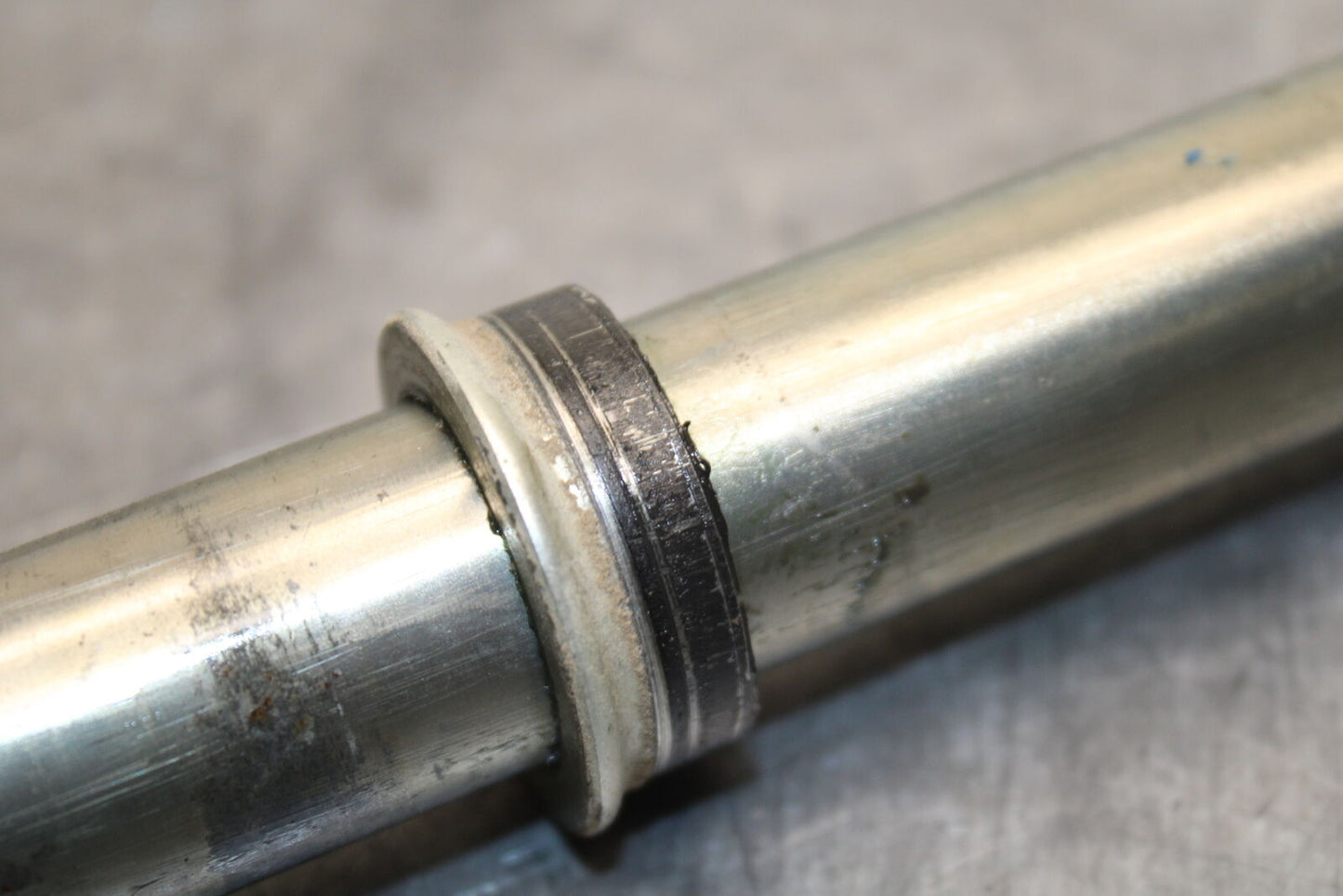 08-10 SUZUKI GSXR 600 FRONT WHEEL RIM AXLE PIVOT BOLT  BB721
