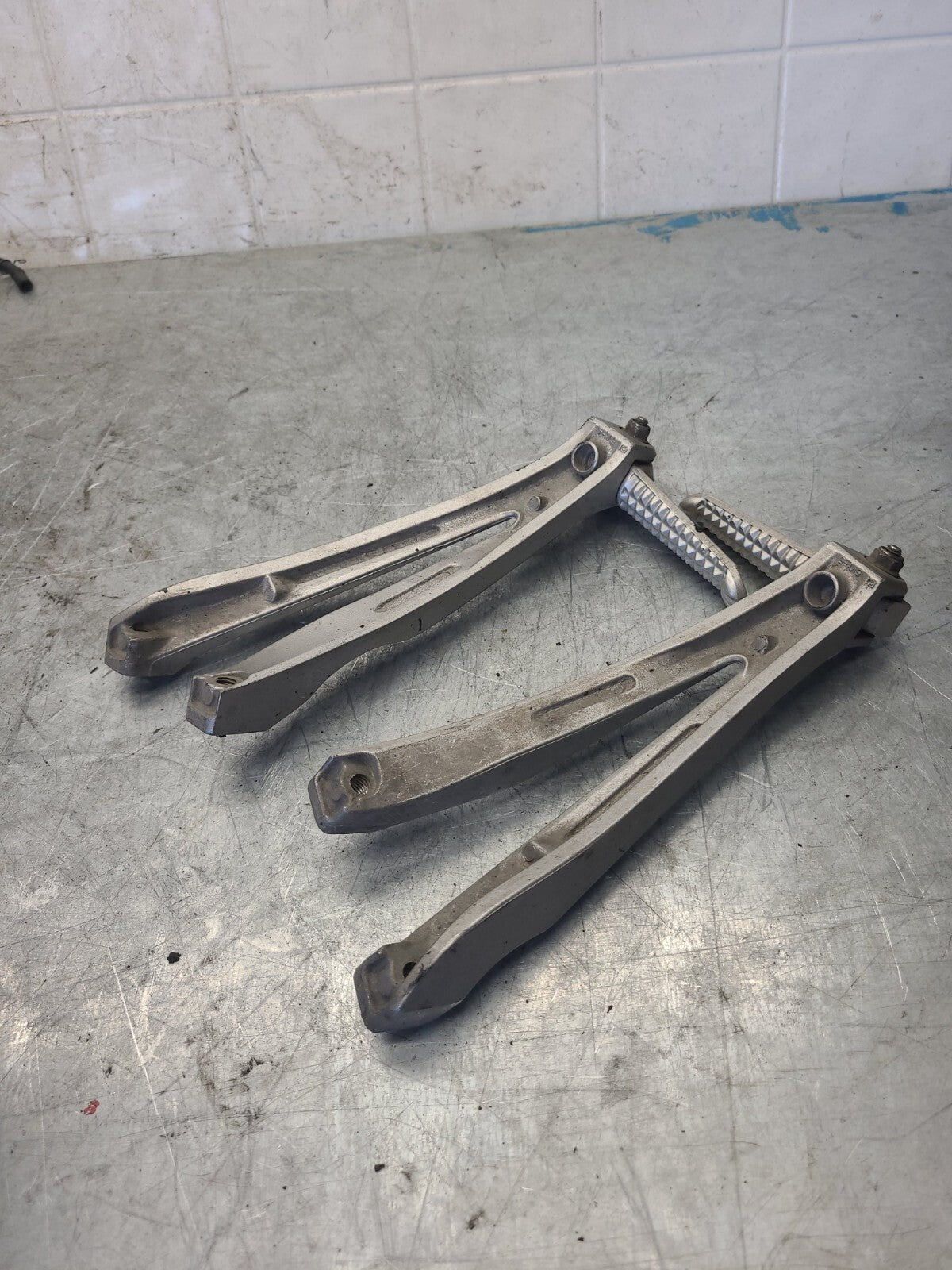 04-06 YAMAHA YZF R1 REAR BACK PASSENGER PEG SET PAIR BB432
