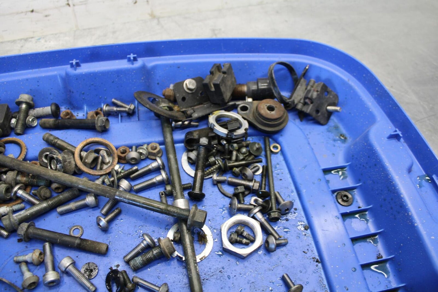 05 YAMAHA YZF R6S LEFTOVER MOUNTING BOLTS HARDWARE MOTOR SCREWS BB462