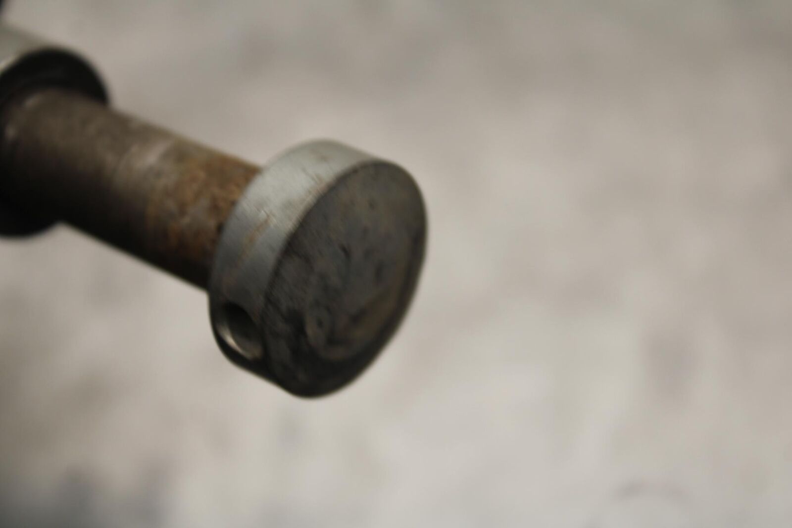 75 SUZUKI GT 550 REAR AXLE BACK WHEEL RIM PIVOT BOLT AXEL BB67