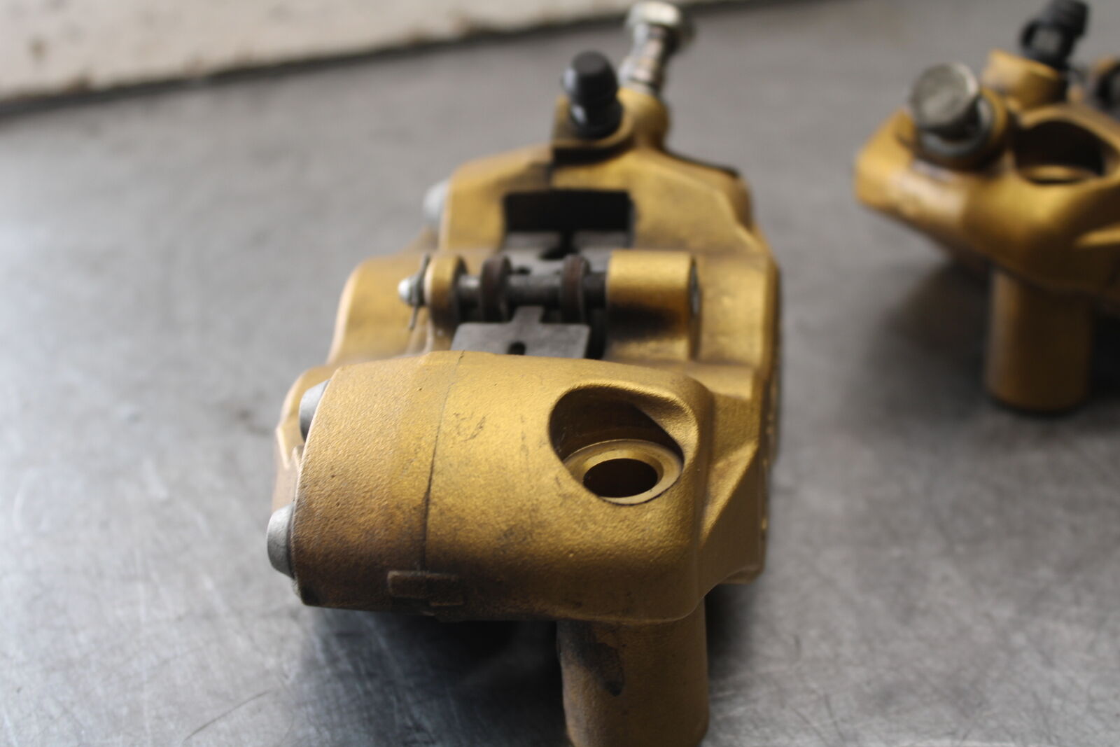 07-08 TRIUMPH DAYTONA 675 RIGHT LEFT FRONT BRAKE CALIPER SET PAIR CALIPERS BB685
