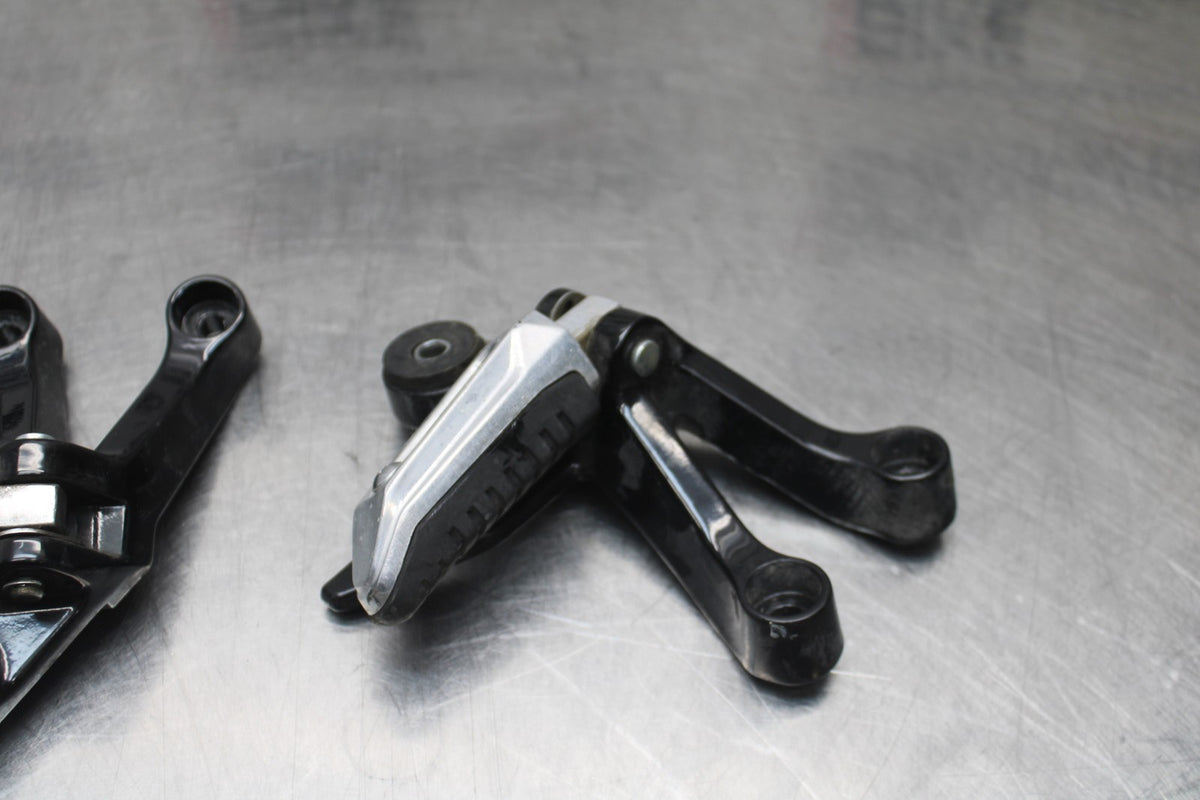 15 SUZUKI GW250F REAR BACK PASSENGER PEG SET PAIR BB789