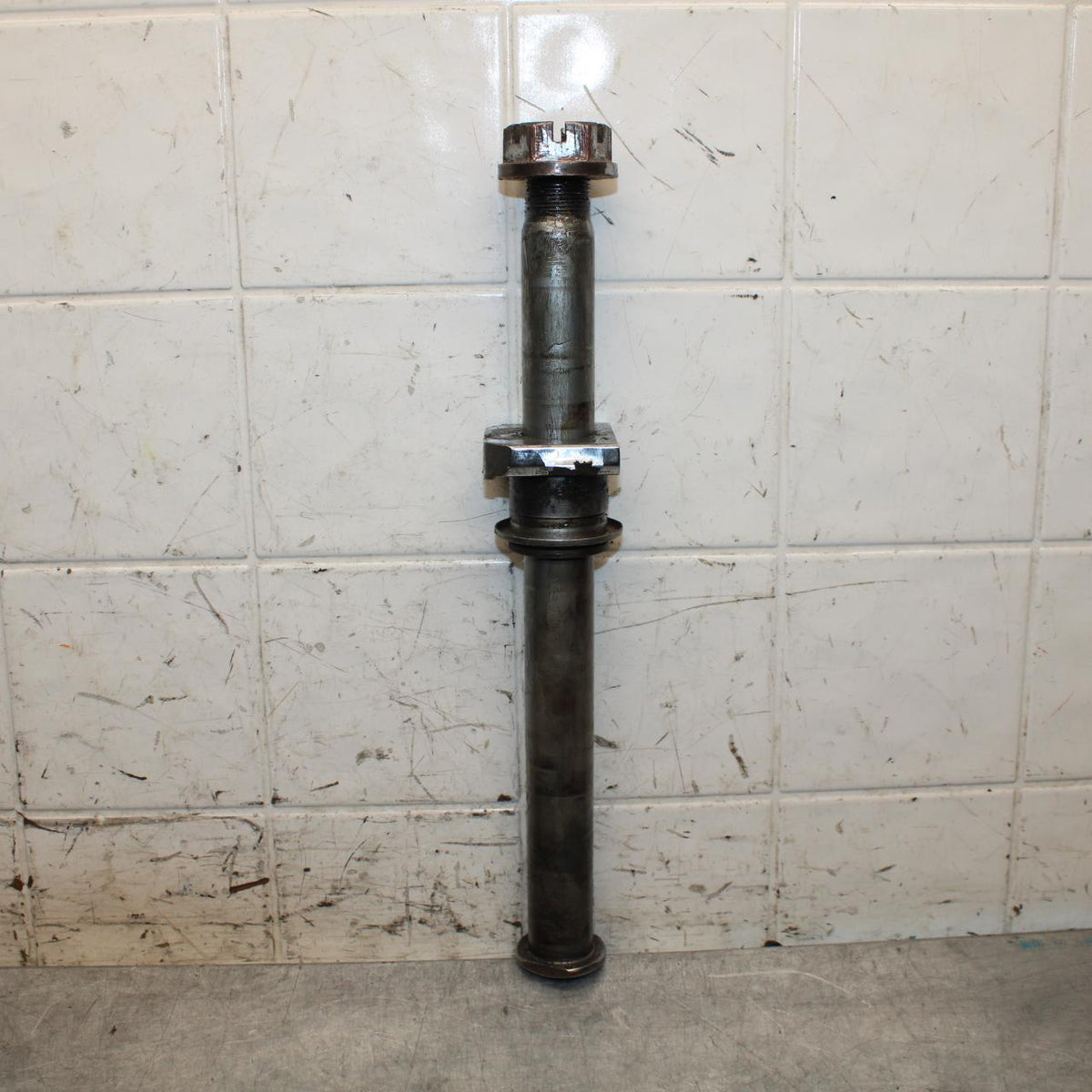 2001 Suzuki GSXR750 REAR AXLE BACK WHEEL RIM PIVOT BOLT AXEL 64711-33E10 BB553