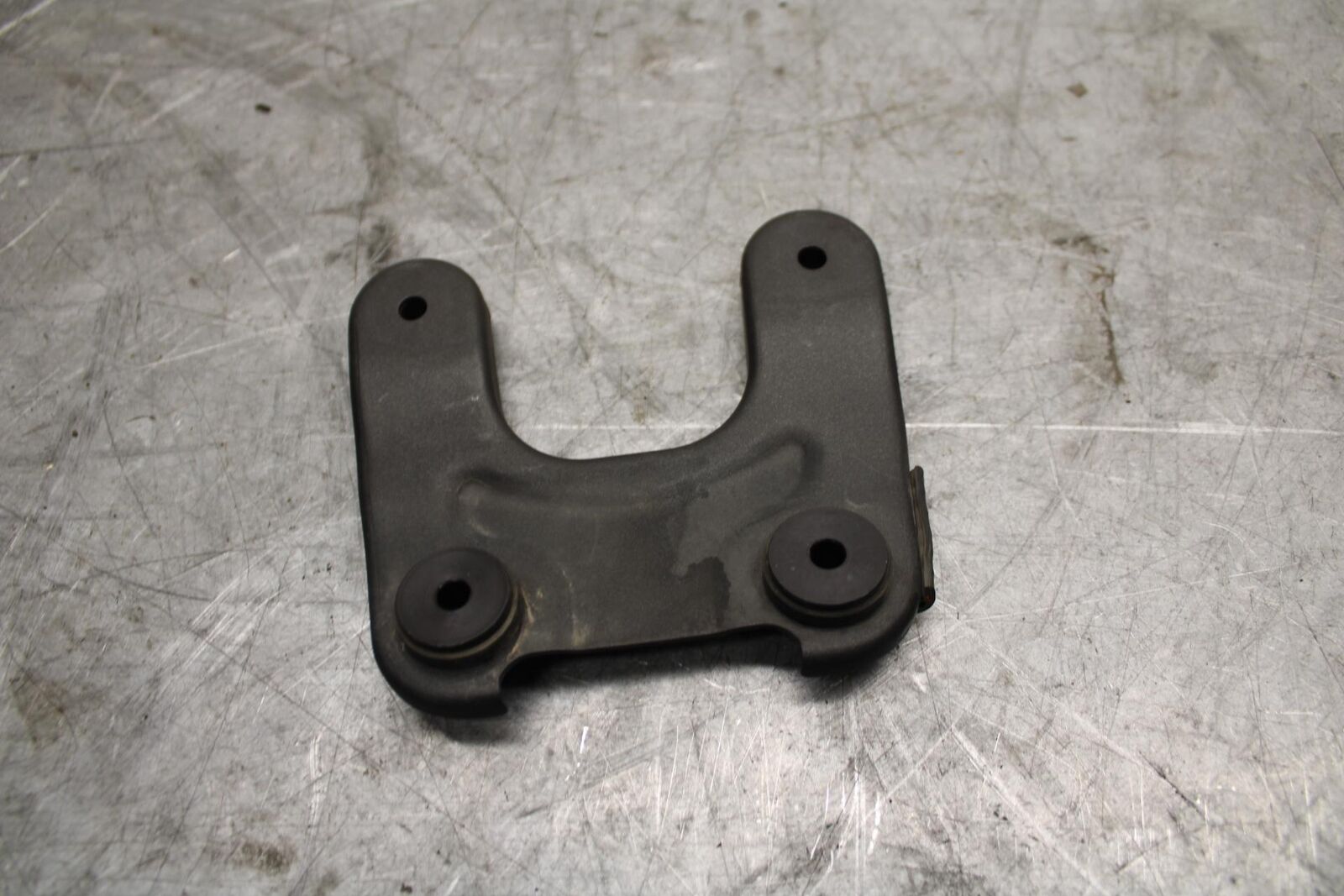 2009 Kawasaki Ninja ZX6R ZX600R FRONT GAS TANK BRACKET MOUNT BB44