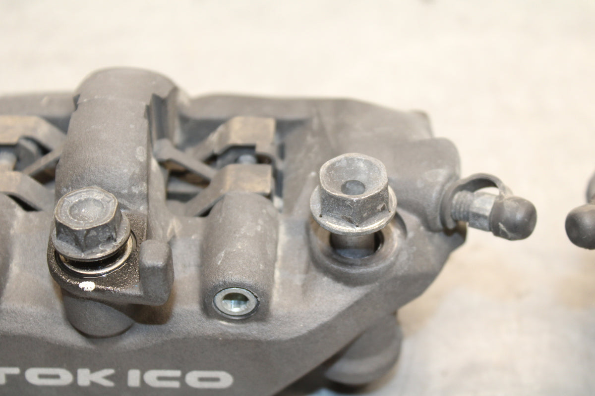 05-06 HONDA CBR600RR RIGHT LEFT FRONT BRAKE CALIPER SET PAIR CALIPERS BB727