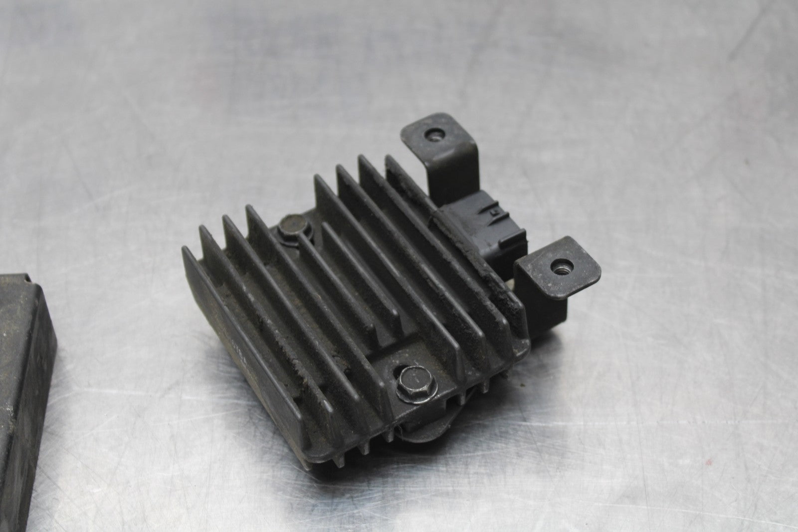 08 KAWASAKI VULCAN 900 RECTIFIER VOLTAGE REGULATOR & COVER BB184