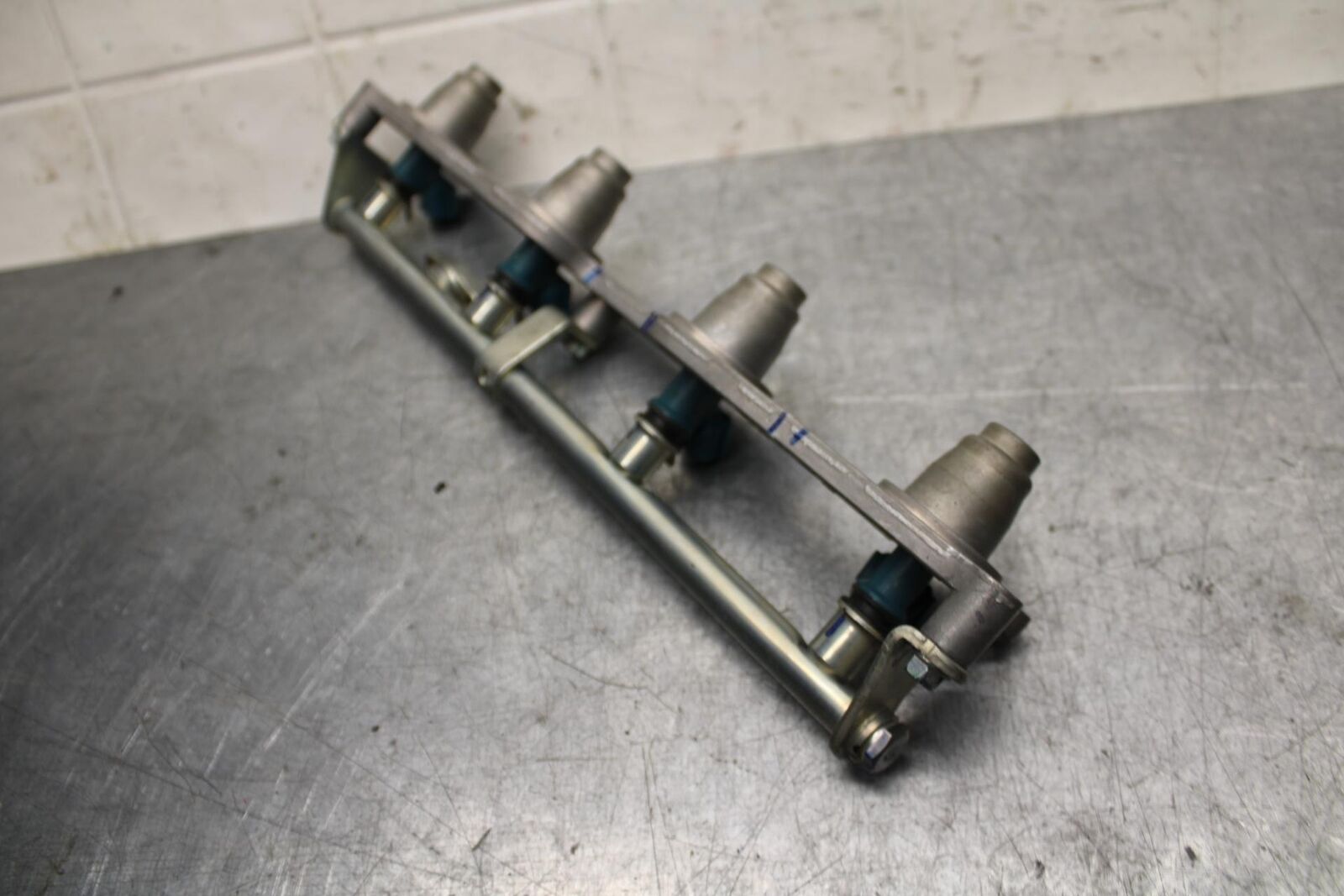 06-07 HONDA CBR1000RR SECONDARY FUEL INJECTORS TOP AIRBOX GAS RAIL BB75