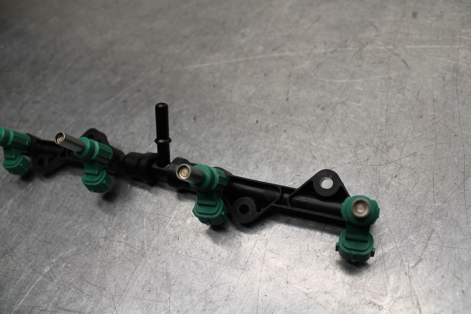 16 KAWASAKI NINJA ZX10R FUEL INJECTOR RAIL AIR BOX BB650