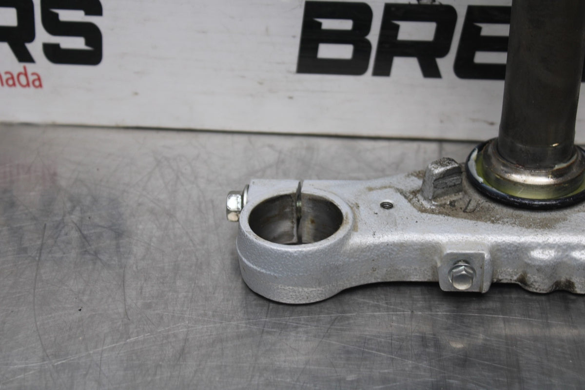 15 SUZUKI GW250F FRONT FORKS CLAMP LOWER TRIPLE TREE STEM BB789