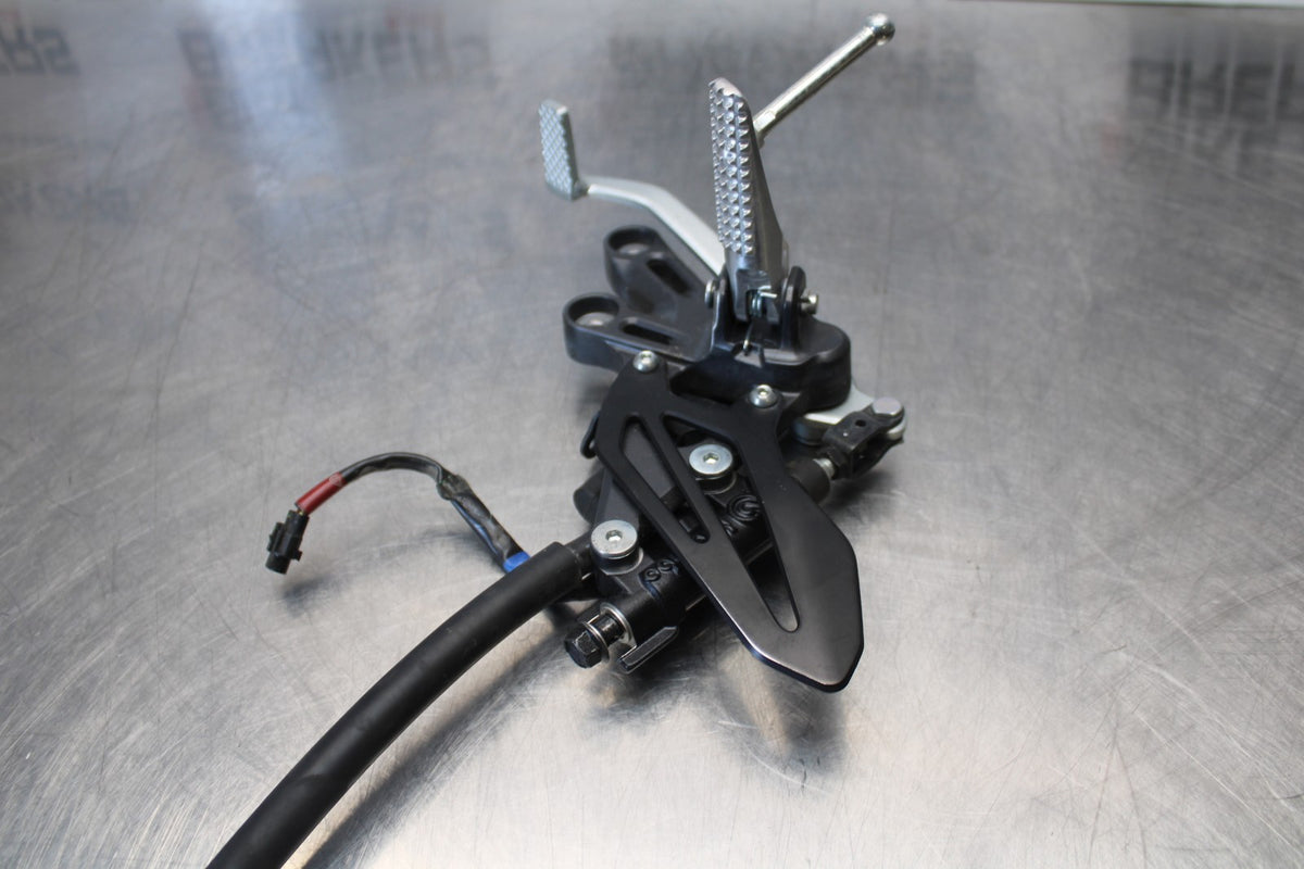 22-25 YAMAHA YZF R7 RIGHT REARSET REAR SET DRIVER FOOT PEG REST STOP BB176